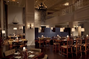 3 restaurants, breakfast, lunch, dinner served; seafood