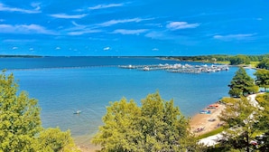 A marina with boats docked, a sandy beach, and a clear blue sky. - Hyatt Regency Chesapeake Bay (Cambridge)