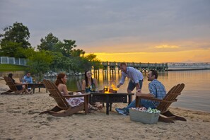 Privatstrand, Strandtücher, Volleyball, Kajakfahren