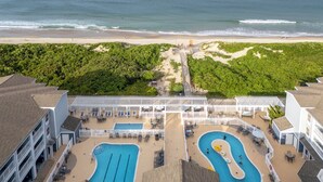 Un resort con zona de piscina, acceso a la playa y vistas al océano.