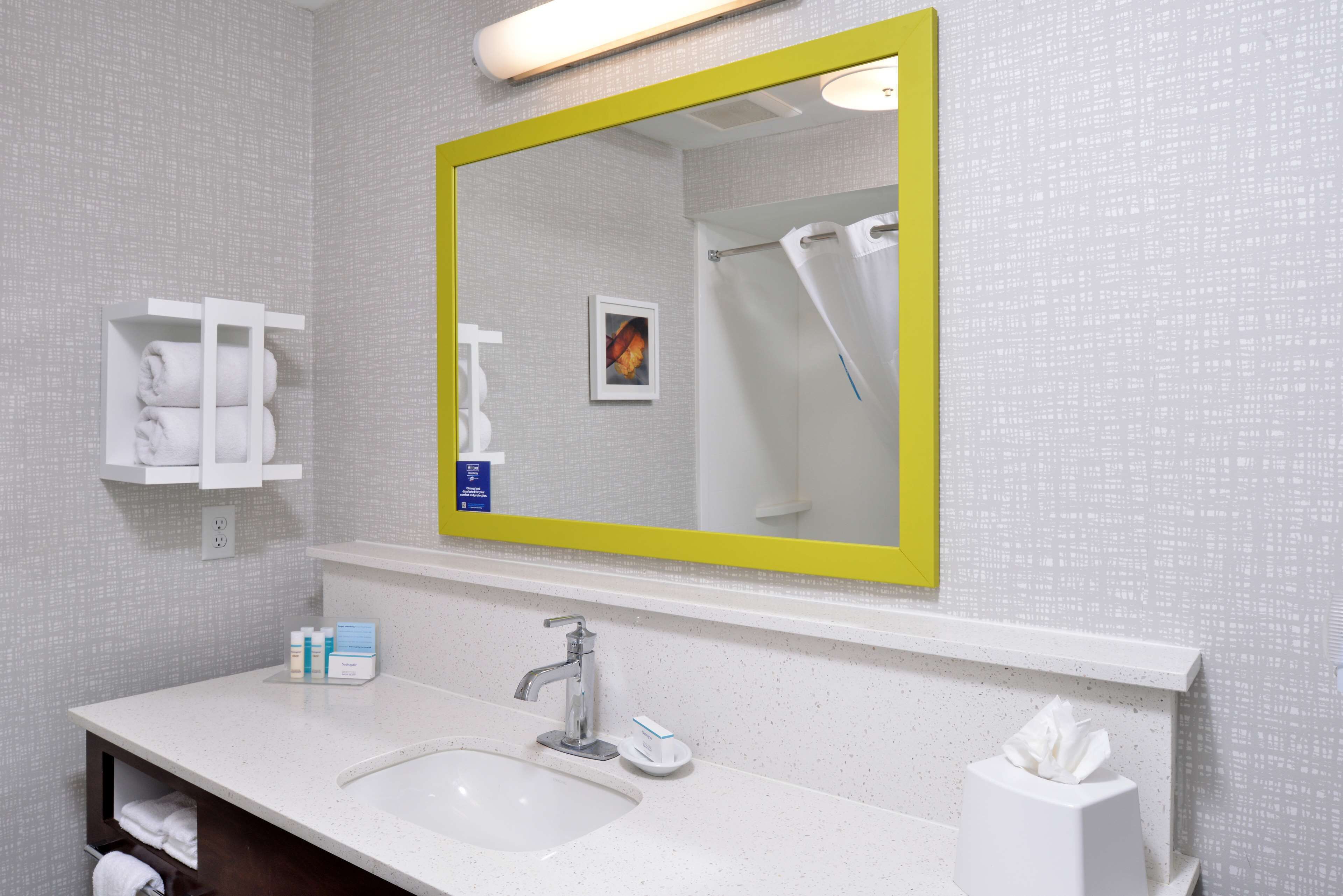 standard room | bathroom | free toiletries, hair dryer, towels