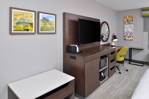 一张特大床（无烟房） | 办公桌、熨斗/熨衣板、免费 WiFi、床单