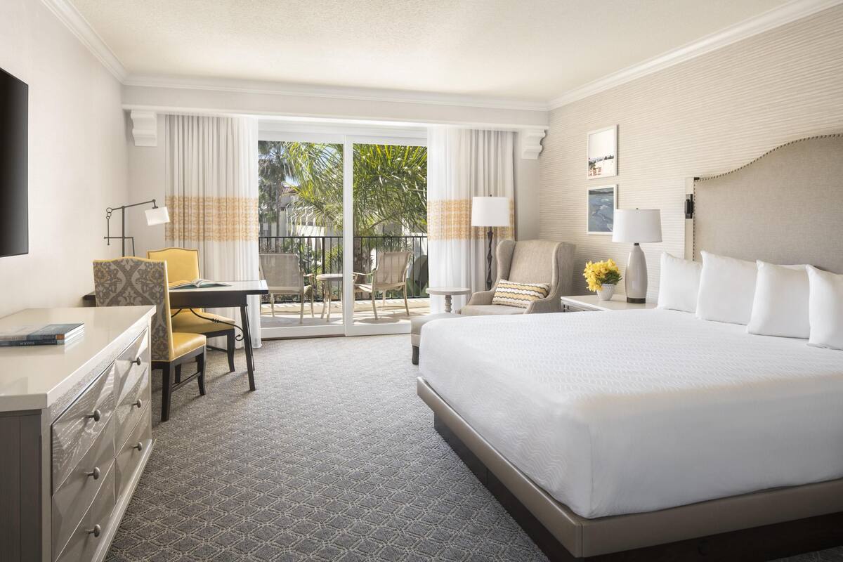 Standard Room, 1 King Bed | Hypo-allergenic bedding, down duvets, pillow-top beds, in-room safe