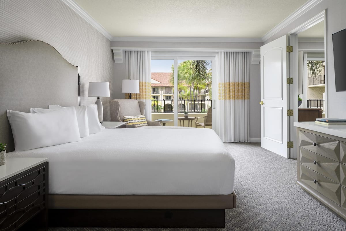 So Cal Suite | Hypo-allergenic bedding, down comforters, pillowtop beds, in-room safe