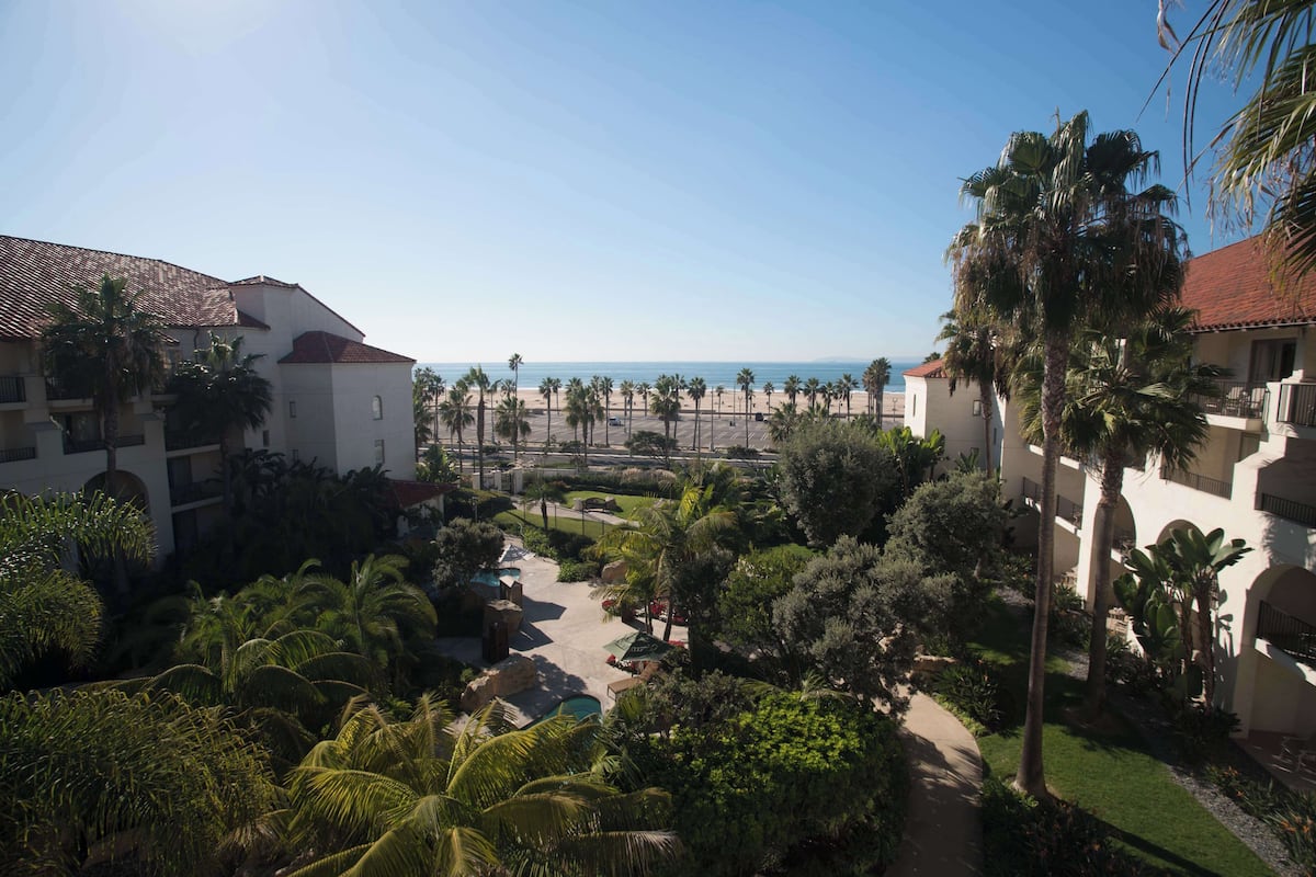 Deluxe Room, 1 King Bed, Ocean View (Oversize) | 1 bedroom, hypo-allergenic bedding, down comforters, pillowtop beds