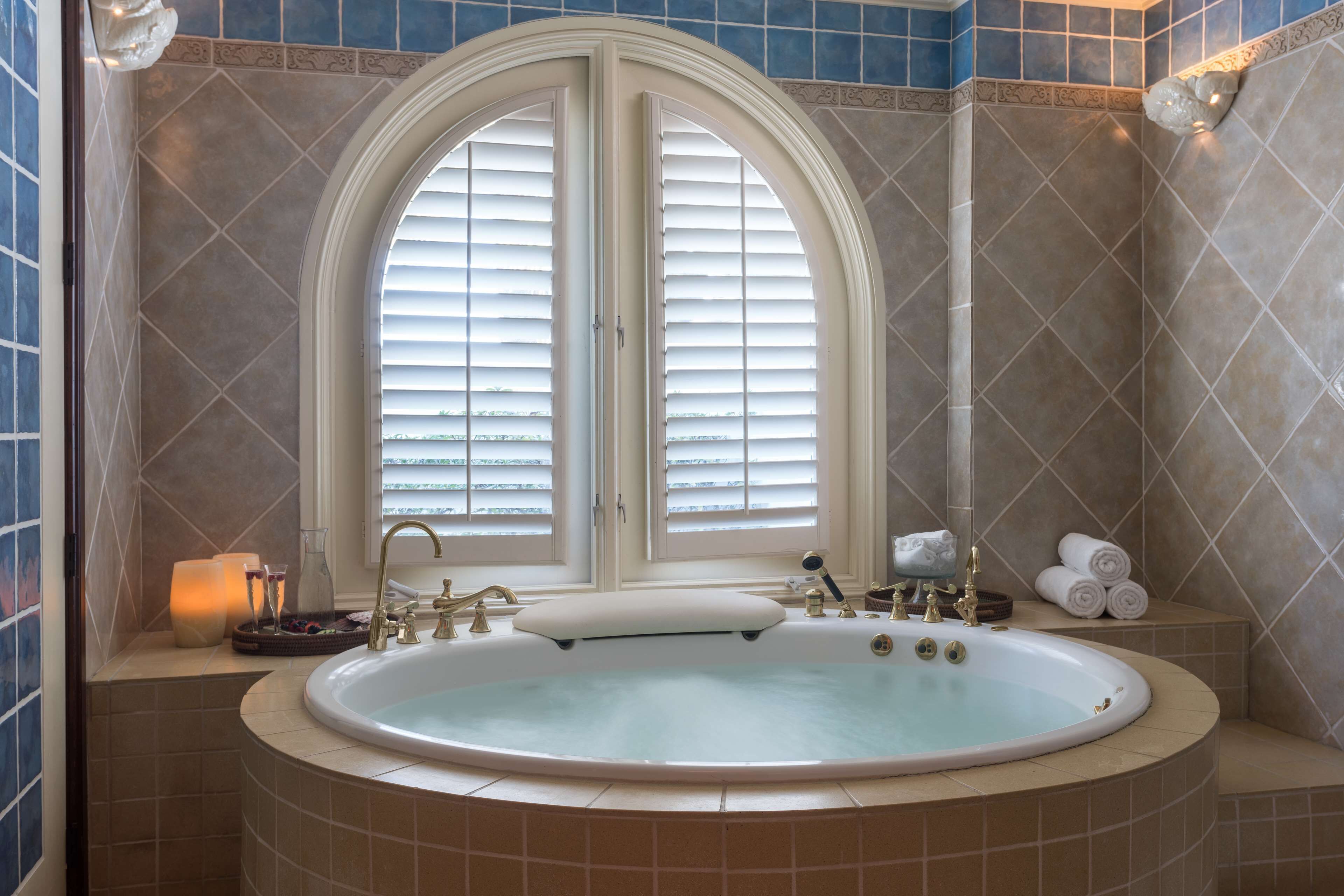 couples treatment room(s), sauna, hot tub, steam room, body treatments