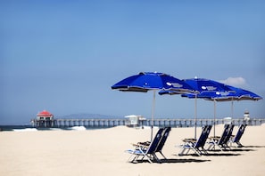 Plage, chaises longues, parasols, serviettes de plage