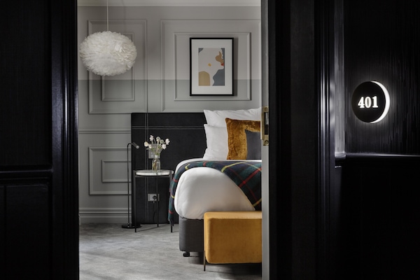 Luxury Room | Minibar, in-room safe, desk, laptop workspace
