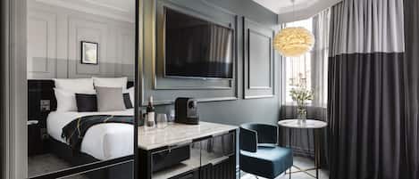 Habitación clásica | Minibar, caja de seguridad en la habitación y escritorio