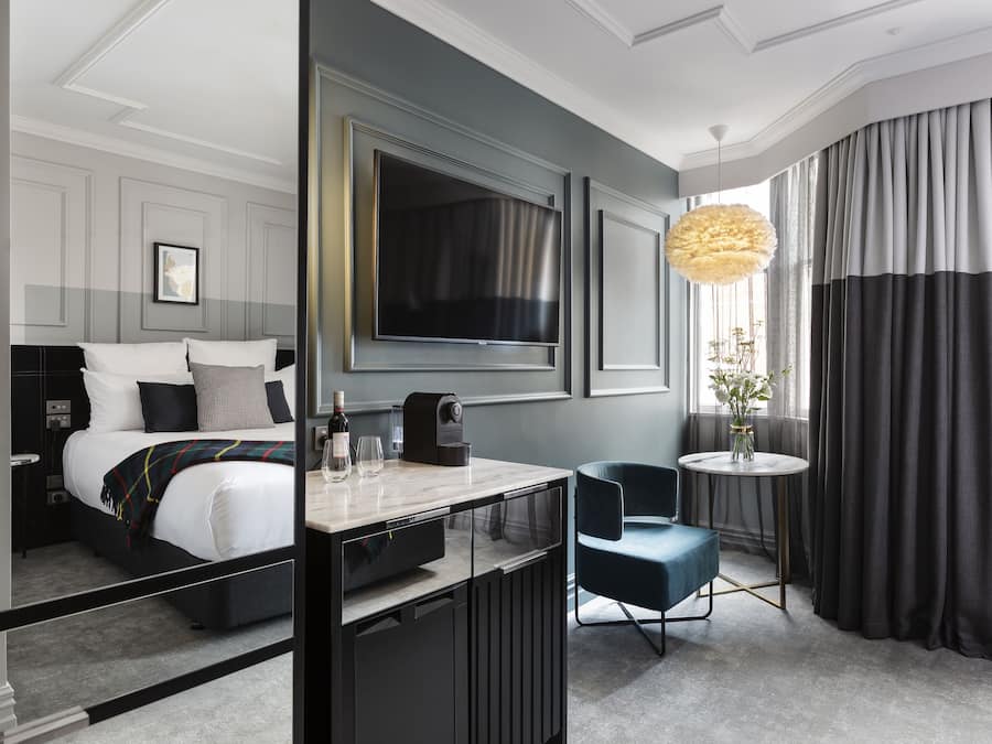 Classic Room | Minibar, in-room safe, desk, laptop workspace