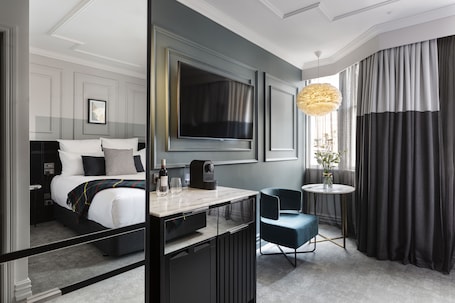 经典客房 | 迷你吧、客房内保险箱、办公桌、笔记本电脑工作区