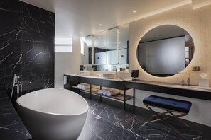 Suite (Wains Suite) | Badkamer | Een douche, designer toiletartikelen, een haardroger, badjassen