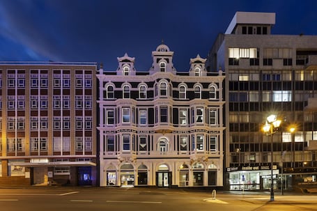 Vista frontal de la propiedad por la tarde o noche