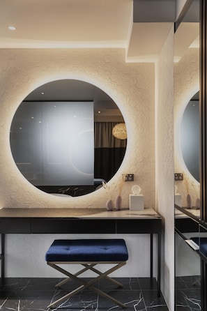 Suite (Wains Suite) | Bathroom | Shower, designer toiletries, hair dryer, bathrobes