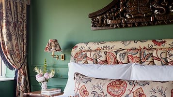 Ropa de cama hipoalergénica y caja de seguridad en la habitación