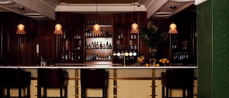 Un espace bar avec des meubles en bois, des suspensions décoratives et des tabourets de bar.