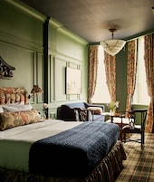 Ropa de cama hipoalergénica y caja de seguridad en la habitación