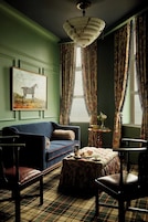 Ropa de cama hipoalergénica y caja de seguridad en la habitación