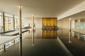 Innenpool, geöffnet von 08:00 Uhr bis 20:30 Uhr, Liegestühle