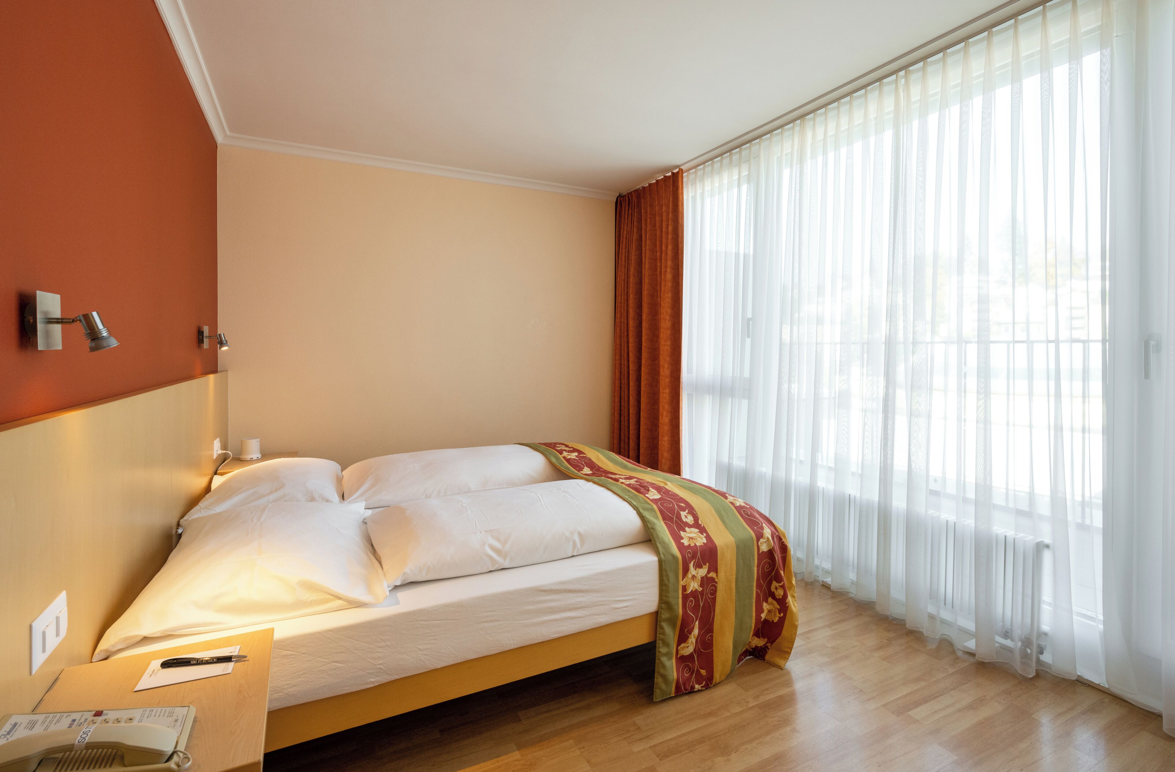 Dobbelt- eller tomannsrom – standard | Allergitestet sengetøy, minibar, safe på rommet og skrivebord