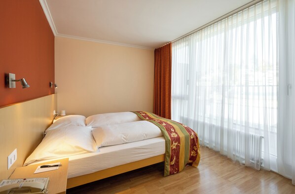 غرفة كلاسيكية مزدوجة أو بسريرين منفصلين | ملاءات للفراش لا تسبب الحساسية وميني بار وخزنة داخل الغرفة ومكتب