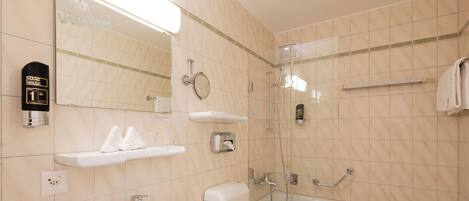 Un baño moderno con lavamanos, inodoro y bañera. Cuenta con un lavatorio y un perchero para toallas.