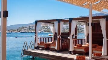 Pantai di sekitar dan bar pantai