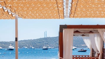 Pantai di sekitar dan bar pantai