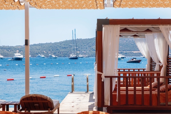 Gần bãi biển, quán bar trên bãi biển