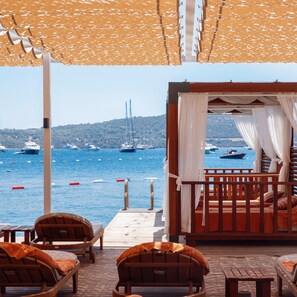 Beach nearby, beach bar