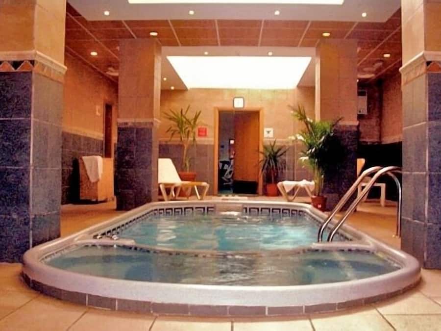 Een binnenzwembad en een buitenzwembad