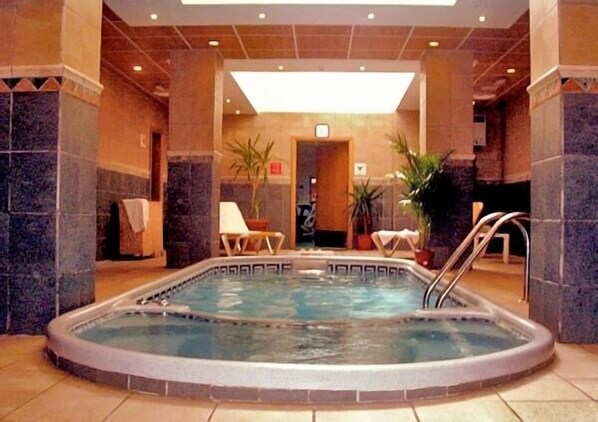 Indoor pool, outdoor pool - The Crown Hotel (St. Paul's Bay)