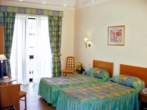 Minibar, cortines opaques, planxa i posts de planxar i bressols 