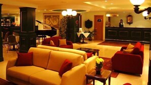 Lobby sitting area - The Crown Hotel (St. Paul's Bay)