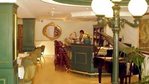 Bar (on property) - The Crown Hotel (St. Paul's Bay)