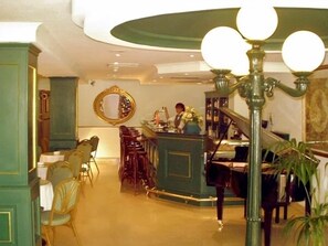 Bar (on property) - The Crown Hotel (St. Paul's Bay)