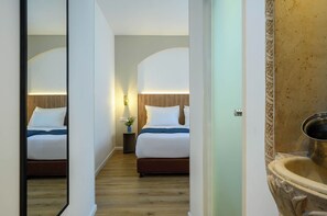 Comfort New | In-room safe, individually decorated, individually furnished, desk