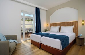 Chambre Deluxe avec lits jumeaux, balcon | Coffre-fort, décor unique, ameublement unique, bureau