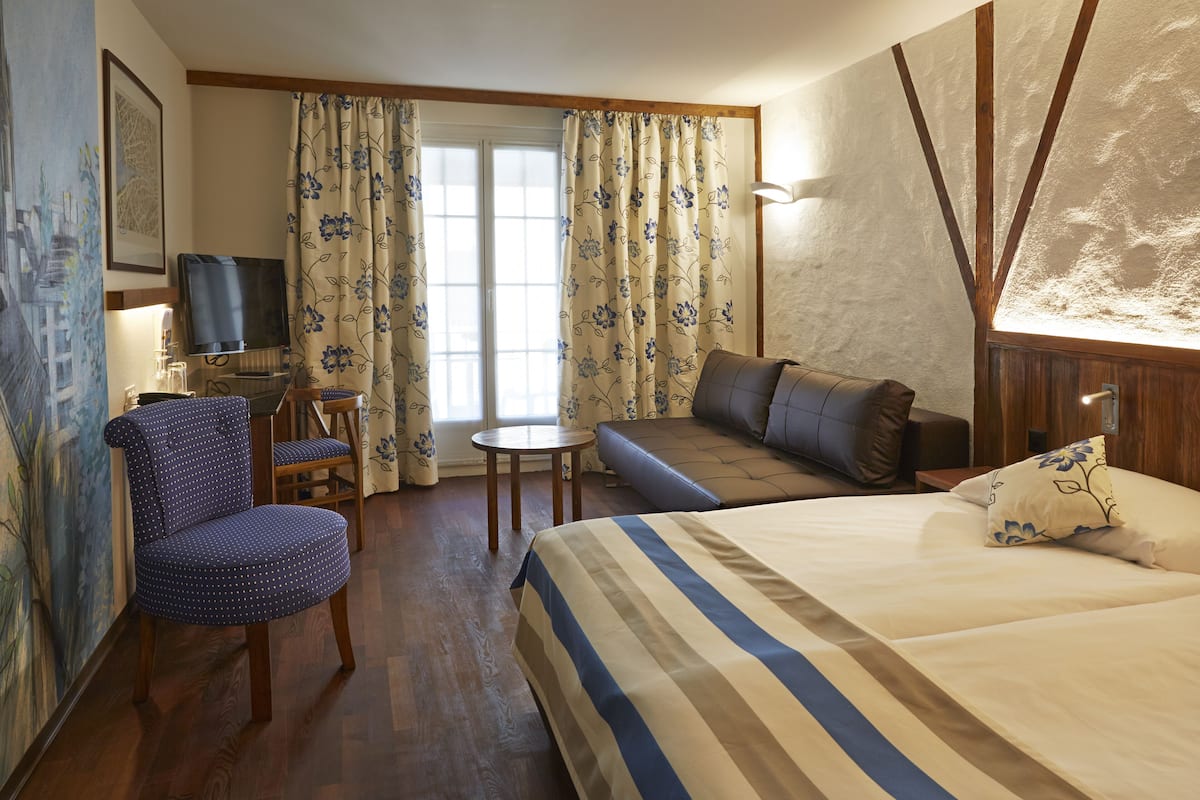 Junior Suite | 1 bedroom, hypo-allergenic bedding, in-room safe, blackout drapes