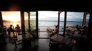 Frühstück, Mittagessen, Abendessen, Blick aufs Meer