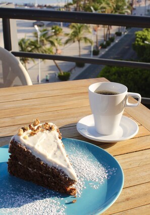 Se sirven desayunos, almuerzos y cenas; con vista al mar