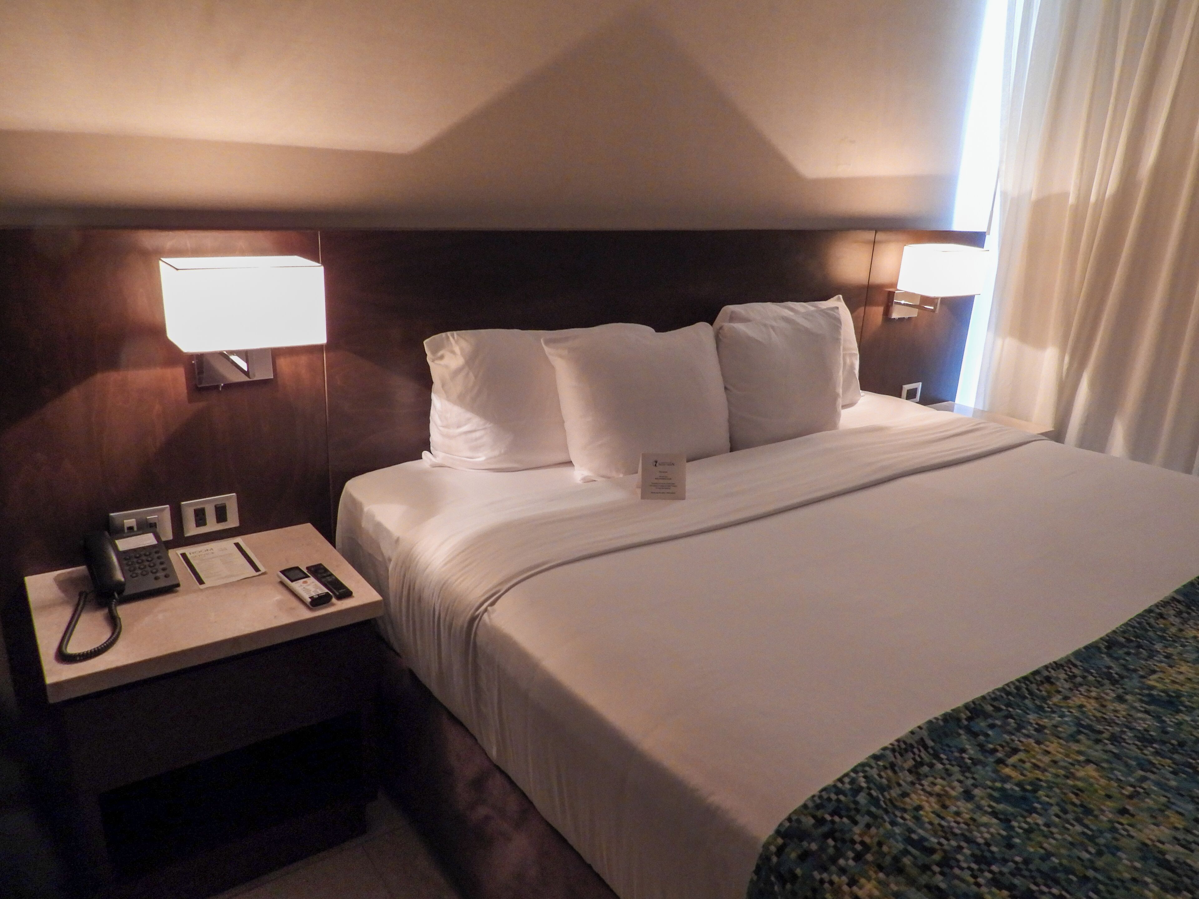 Habitacion  Standard King | Tabla de planchar con plancha, wifi gratis, ropa de cama y despertador 