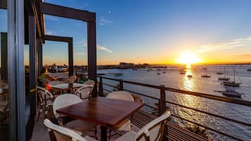 Se sirven desayunos, comidas y cenas con vista al mar