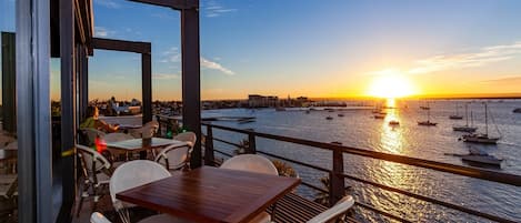 Aperto a colazione, pranzo e cena, con vista sul mare 