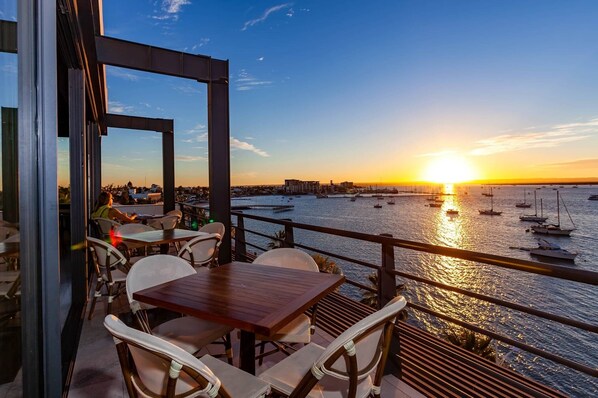 Petit-déjeuner, déjeuner et dîner servis sur place, vue sur la mer