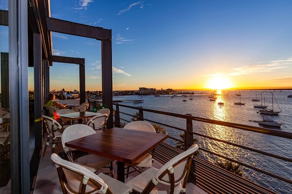 Se sirven desayunos, almuerzos y cenas; con vista al mar