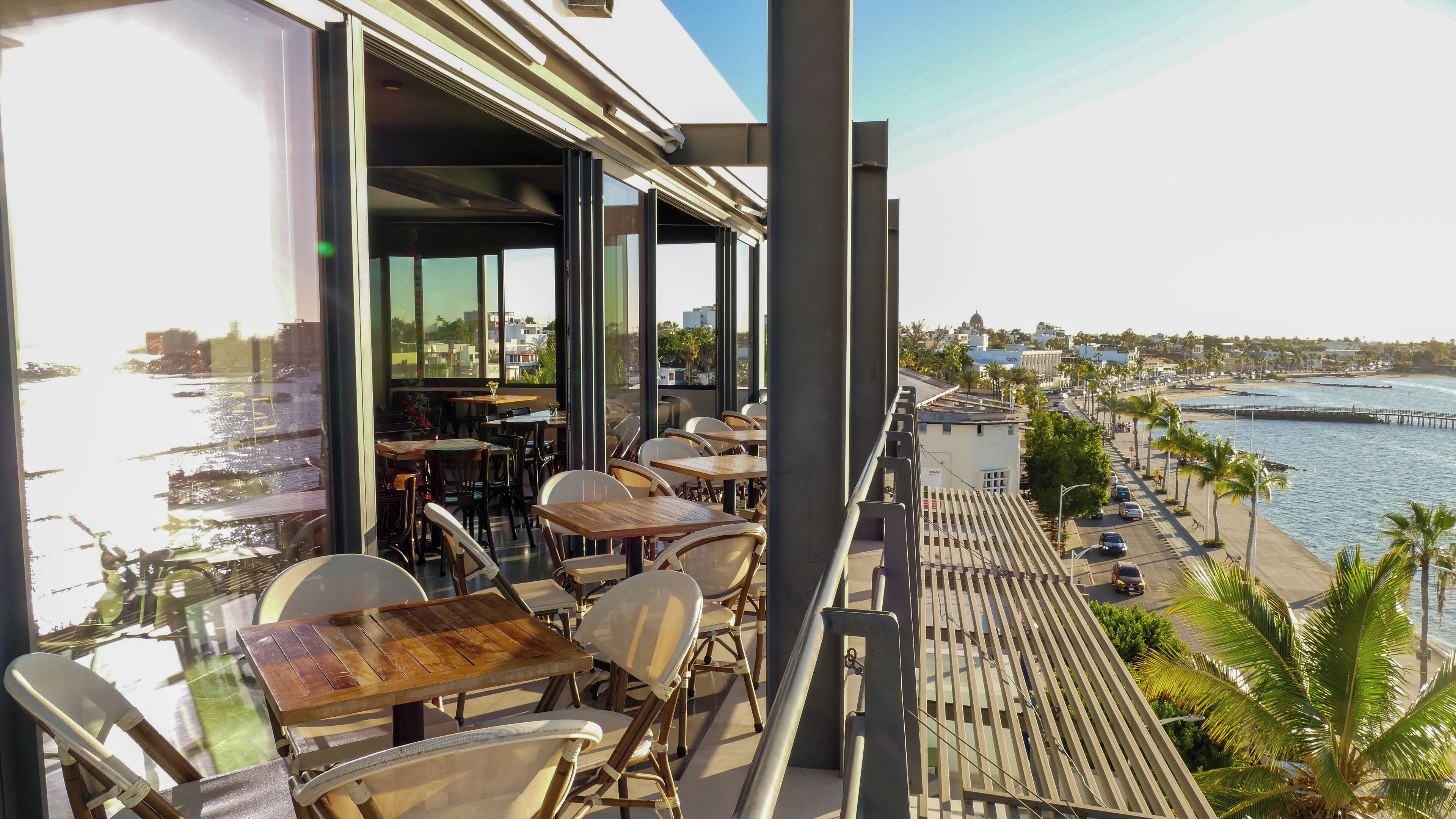Petit déjeuner, déjeuner et dîner servis sur place, vue sur la mer