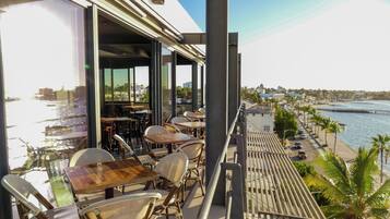 Petit déjeuner, déjeuner et dßner servis sur place, vue sur la mer