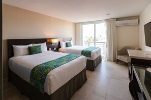 Tabla de planchar con plancha, wifi gratis, despertador y ropa de cama