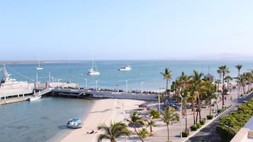 Se sirven desayunos, comidas y cenas con vista al mar